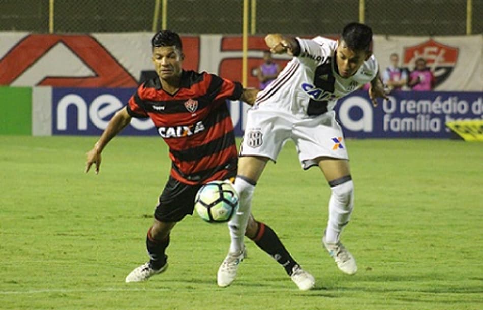 Lateral do Vitória elogia postura da equipe no triunfo sobre o Corinthians