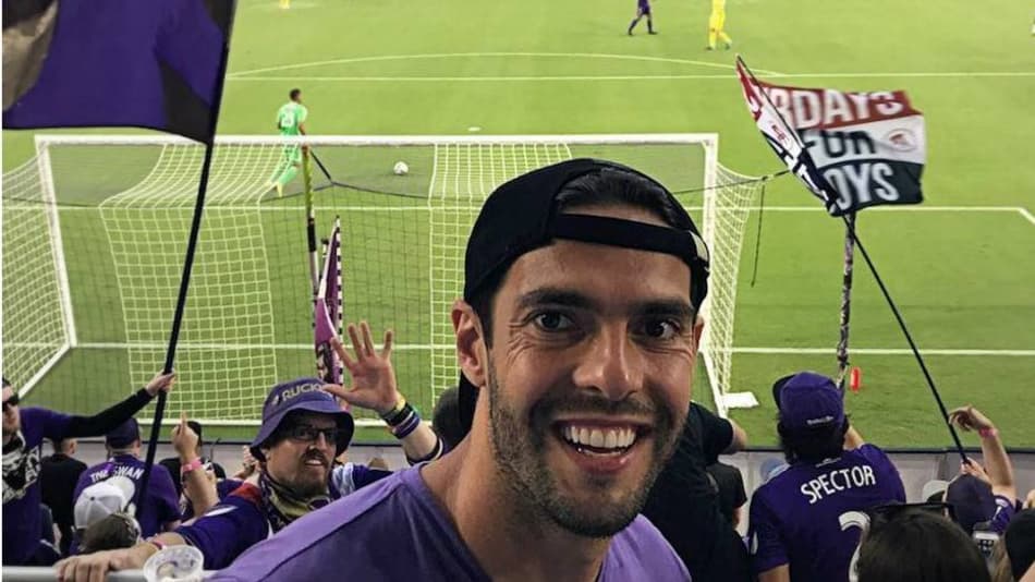 Suspenso, Kaká assiste jogo do Orlando City no meio da torcida
