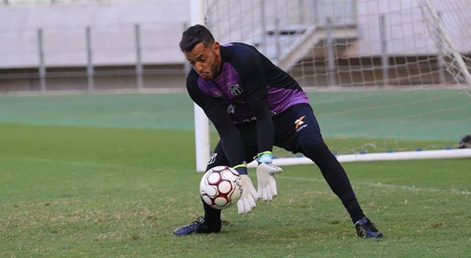 Goleiro do Ceará estoura copo d’água na cabeça de gandula após derrota