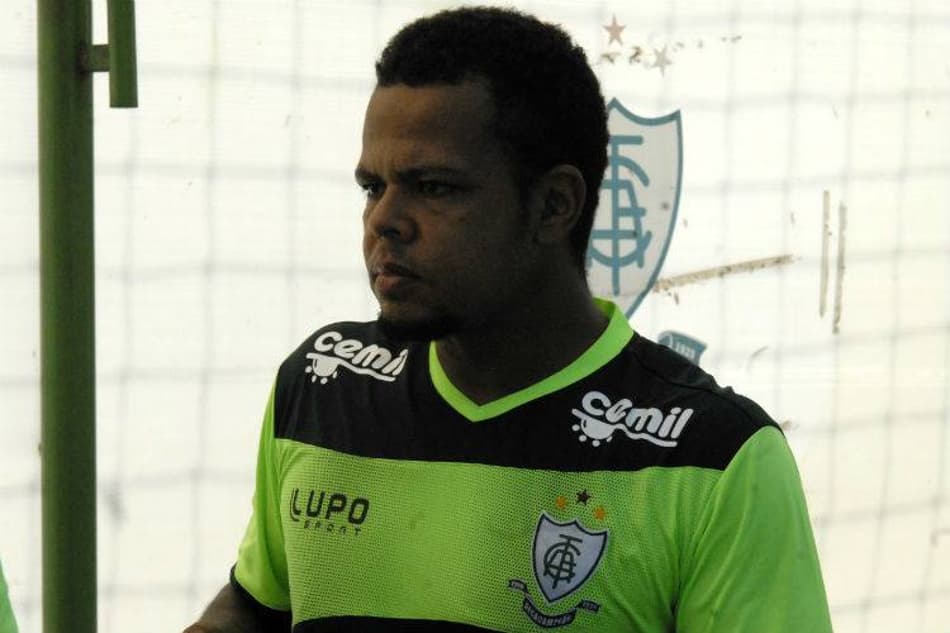 Atacante Bill está livre para enfrentar o Criciúma nesta terça