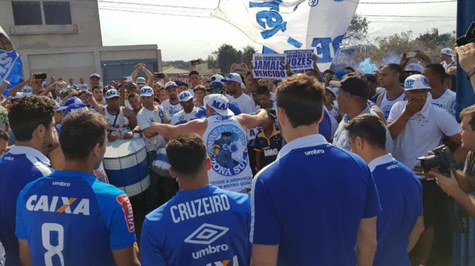 Torcida do Cruzeiro leva apoio ao time antes do jogo contra o Grêmio
