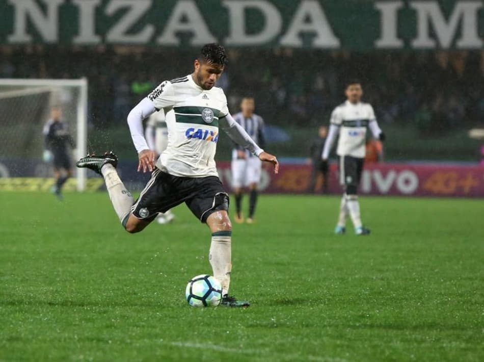 Preocupado com Vitória, Léo diz que Coritiba precisa de "atenção máxima"