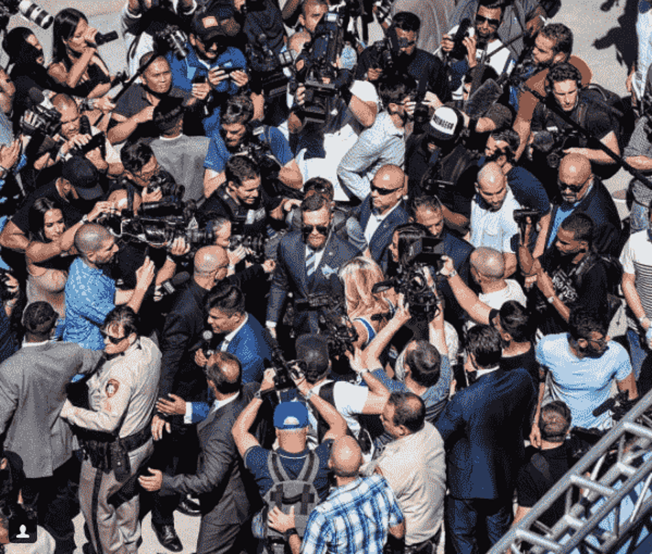 McGregor e Mayweather arrastam multidão em chegada a Las Vegas