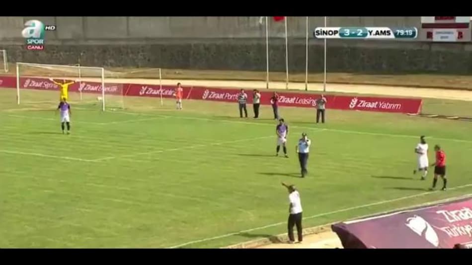 Policial se distrai com celular e invade campo na Turquia; assista