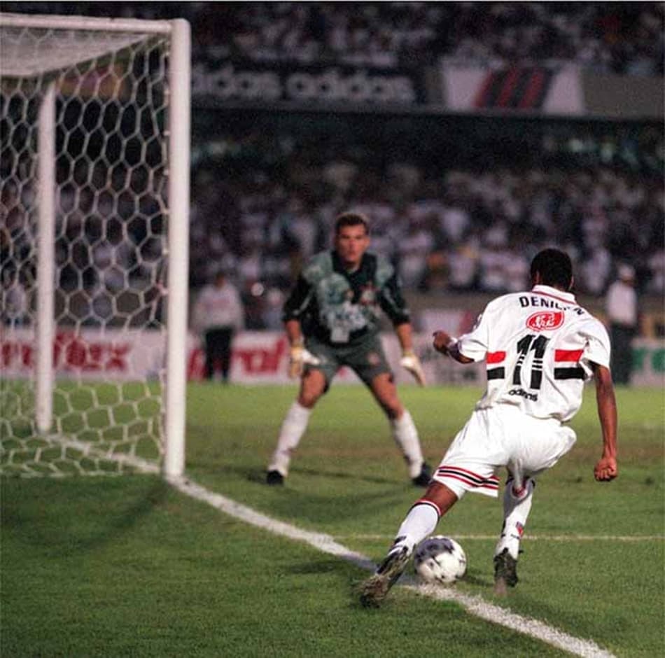 Denílson neles! Atacante completa 40 anos de show de bola