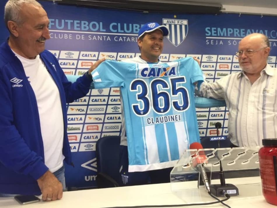 Claudinei Oliveira completa um ano no comando do Avaí