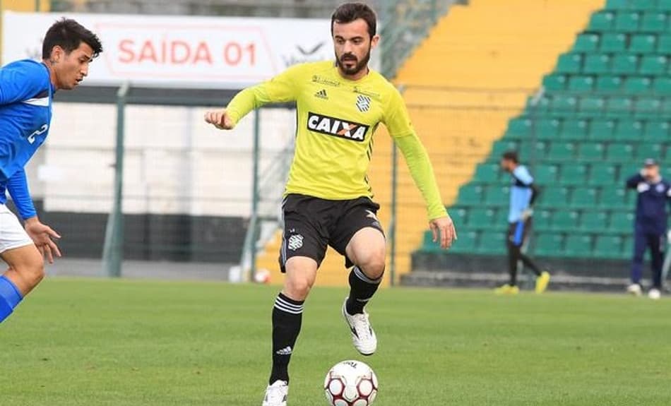 Afastado, volante garante motivação para cumprir contrato no Figueirense