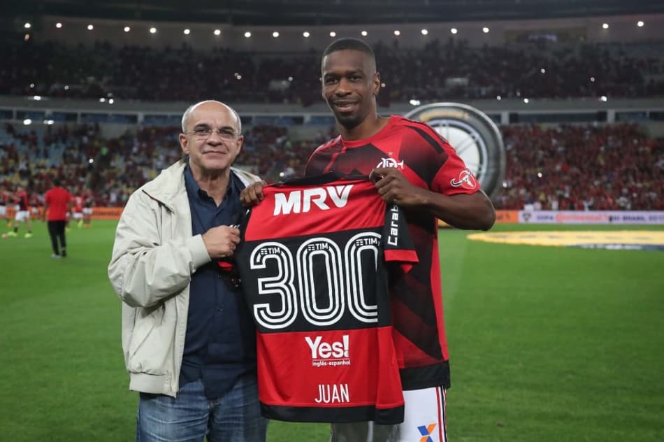 Juan posa com camisa de número 300. Ele atingiu grande marca no Flamengo