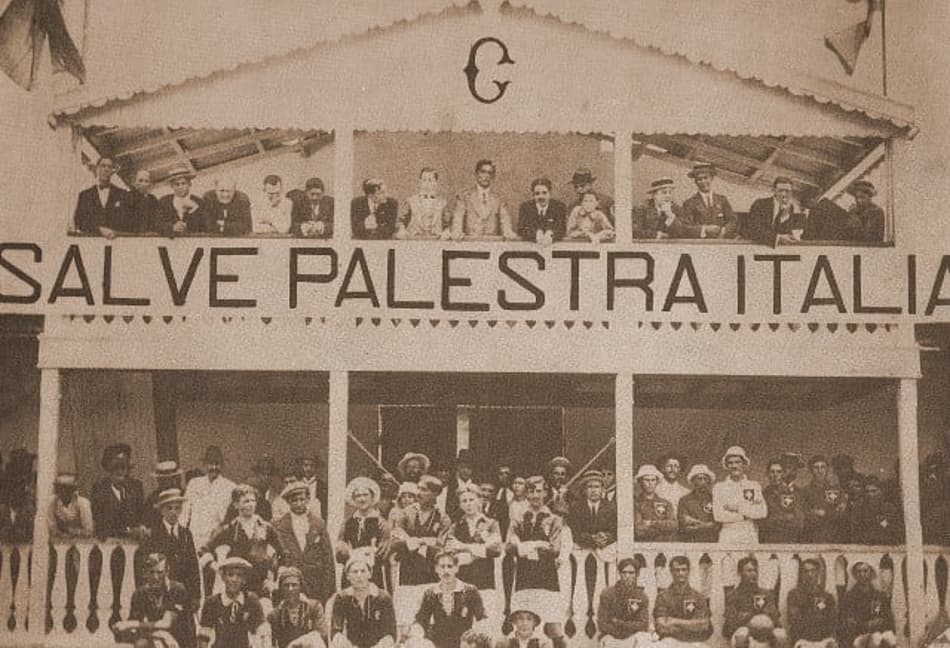O começo de tudo - O embrião que deu origem ao Palestra Itália, nome de batismo da atual Sociedade Esportiva Palmeiras, foi um anúncio publicado no Jornal Fanfulla pelos amigos&nbsp;Luigi Cervo, Luigi Marzo, Vincenzo Ragognetti e Ezequiel Simone. Eles procuravam interessados em formar um clube que representasse as origens italianas. O desejo tornou-se realidade em 26 de agosto de 1914, no extinto Salão Alhambra, à época situado na região da Praça da Sé, e na presença de 46 interessados (em sua maioria funcionários das Indústrias Matarazzo). A foto acima é da primeira partida oficial, disputada em 24 de janeiro de 1915, no atual município de Votorantim: &nbsp;vitória por 2 a 0, com gols de Bianco e Alegretti