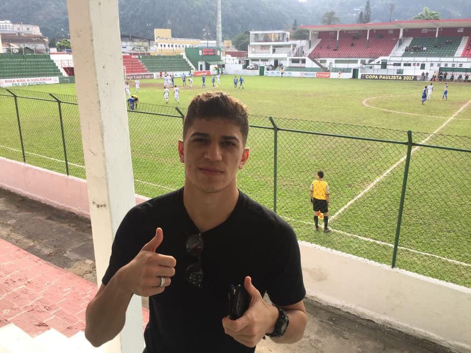 Em recuperação, Bueno vê Santos B e fala em título da Libertadores