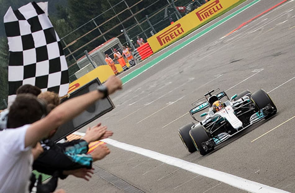 Lewis Hamilton comemora vitória e critica uso do Safety Car