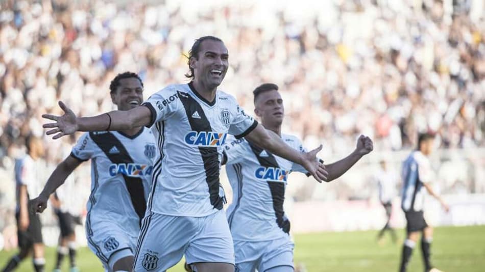 Depois de marcar na estreia, Léo Gamalho espera subida da Ponte