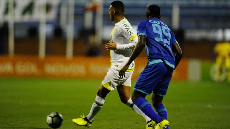 Pedro Castro comemora momento do Avaí e projeta jogo com o Sport