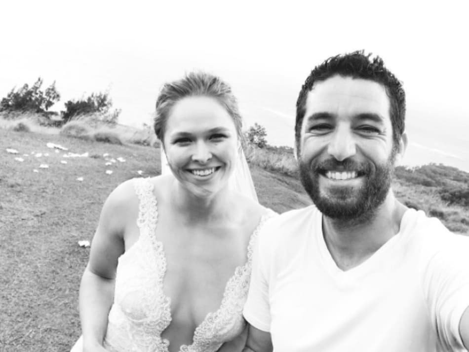 Ronda Rousey aparece vestida de noiva em primeira foto de casamento