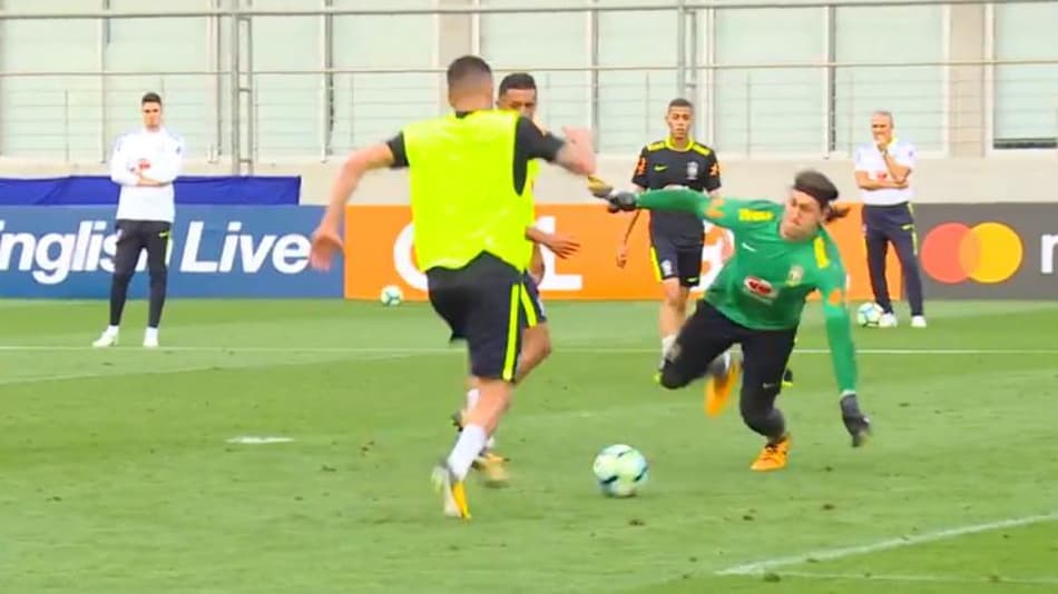 Cássio fecha o gol no treino de segunda-feira da Seleção; assista!