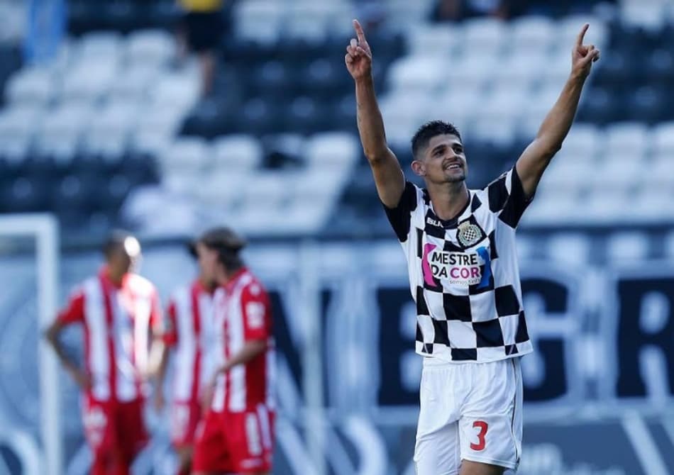 Defensor ex-Cruzeiro e Corinthians comemora primeiro gol em Portugal