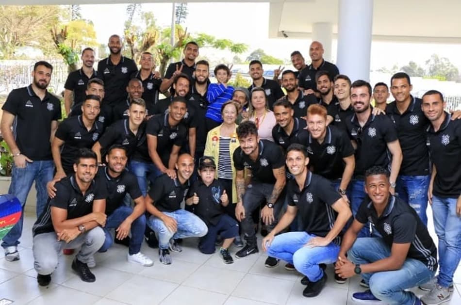 Após treino, Figueirense visita hospital infantil e alegra crianças