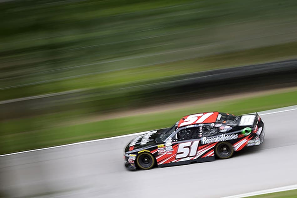 NASCAR: Jeremy Clements surpreende e vence pela primeira vez na Xfinity