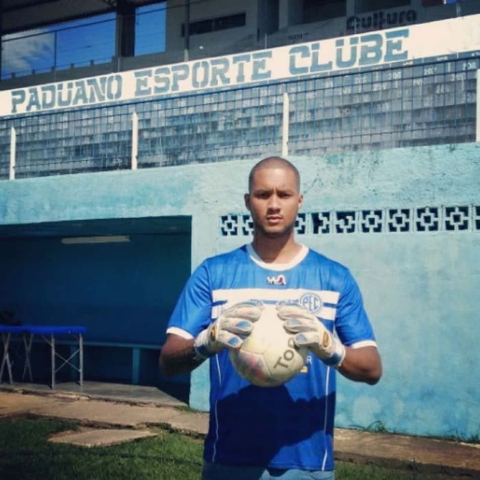 Saiba mais sobre o goleiro Marco Antonio, que está vendendo rifa para ser inscrito na quarta divisão do Rio