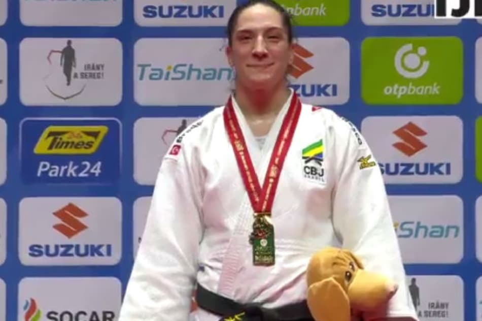 Mayra Aguiar, no pódio do Mundial de Budapeste, recebe a medalha de ouro na categoria 78 kg