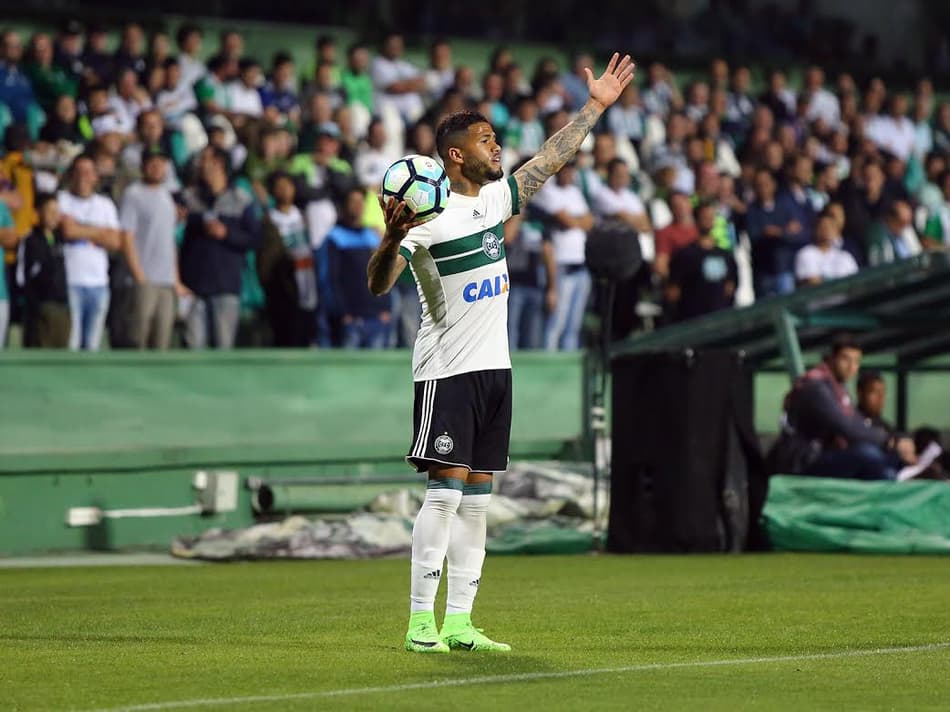 Ex-rival, lateral do Coritiba vê “jogo complicado” contra Atlético-PR