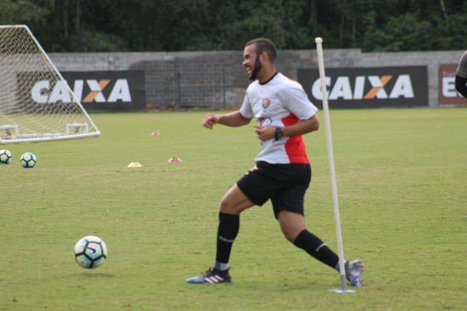 Volante do Vitória prevê clima quente em duelo contra a Ponte Preta