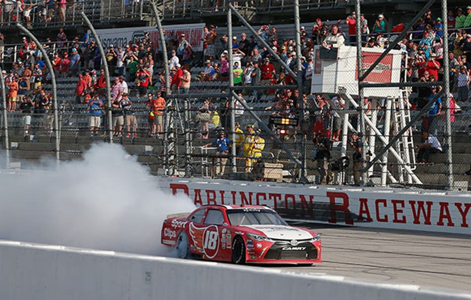 NASCAR: Xfinity: Hamlin surpreende na última curva e vence etapa em Darlington