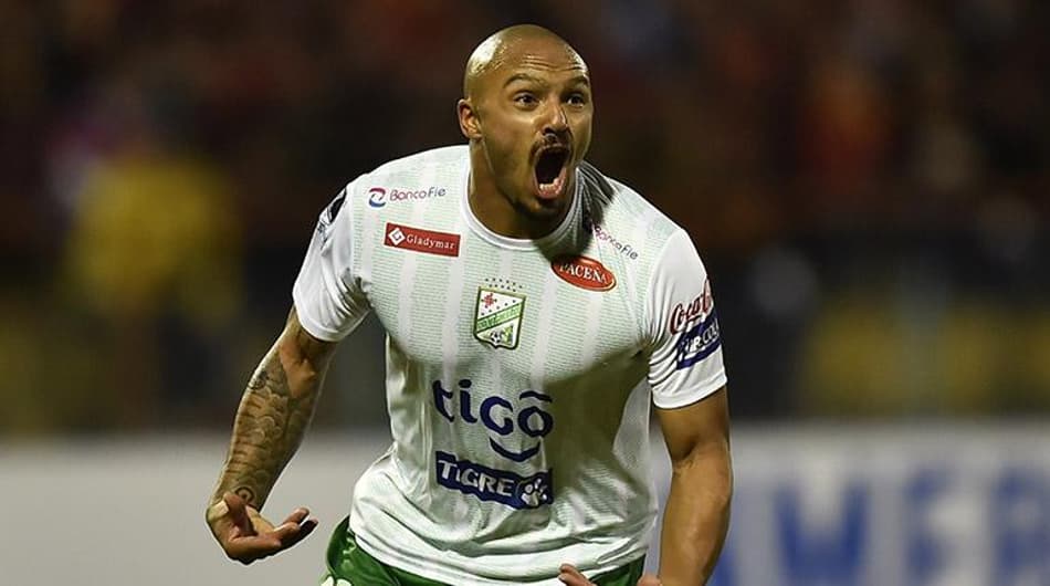 Lesão no joelho tira artilheiro do Oriente Petrolero da temporada