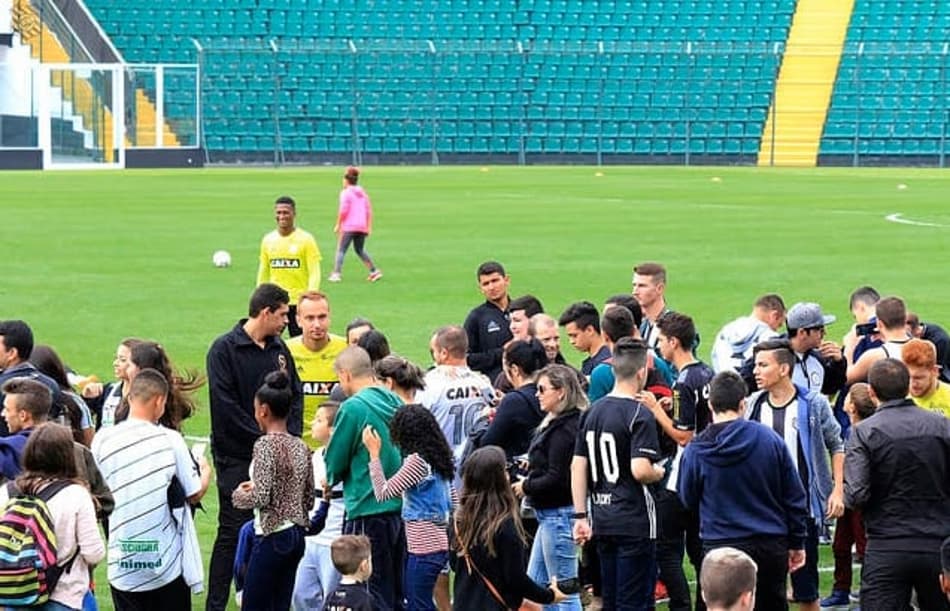 Atacante do Figueirense conta sobre encontro com a torcida após treino