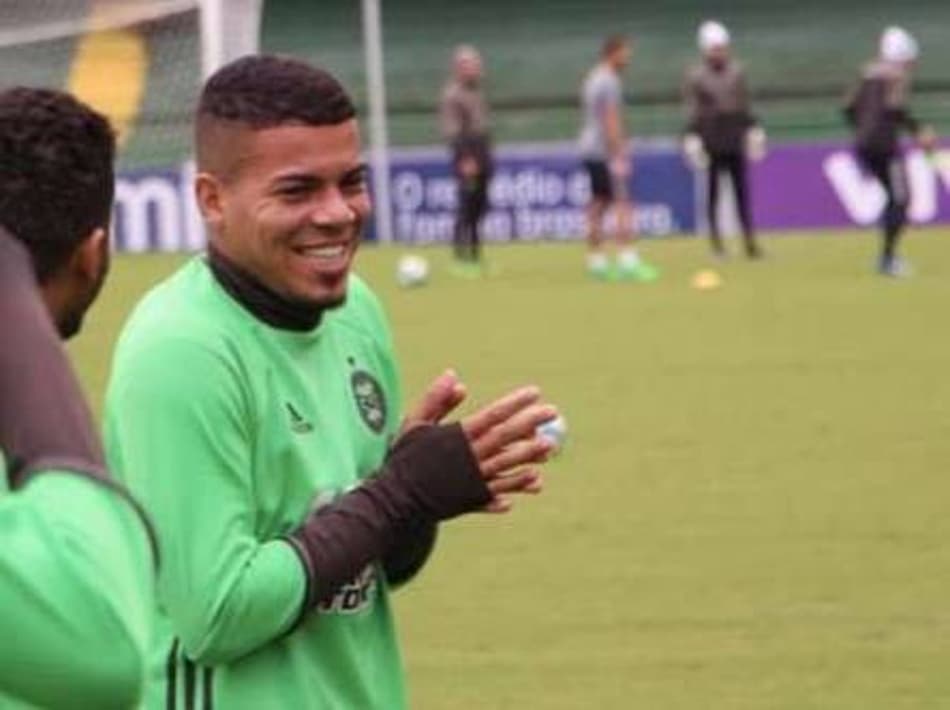 Lateral do Coxa acredita que uma vitória no clássico pode mudar o rumo do time na Série A