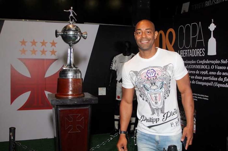 Campeão da Libertadores pelo Vasco visita exposição de camisas do clube