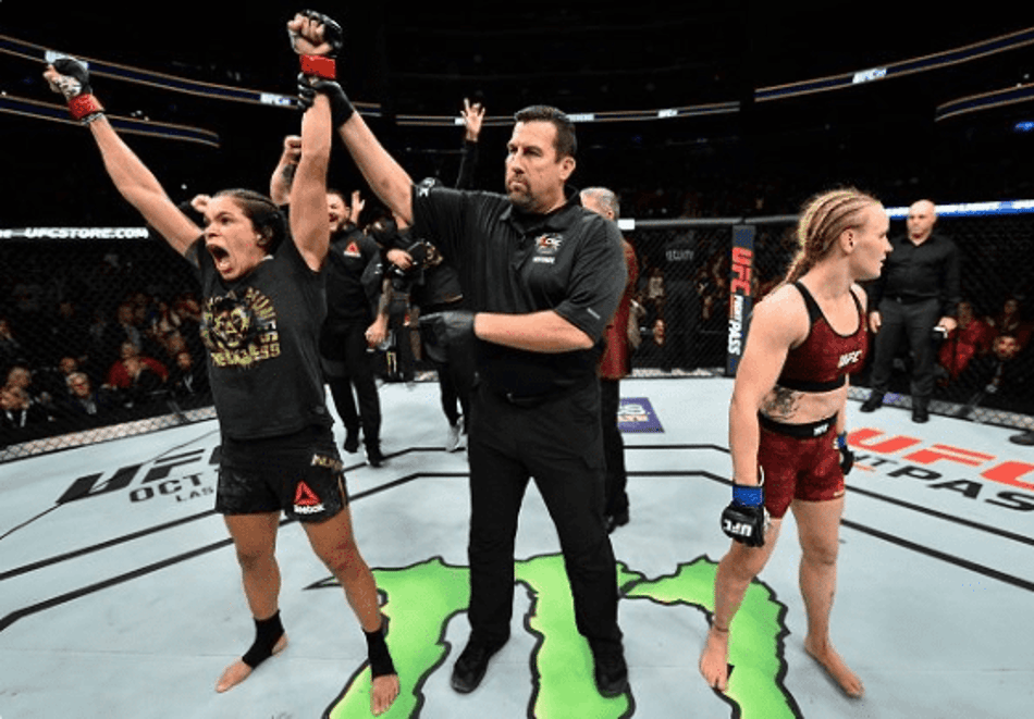 Em luta apertada, Amanda vence Valentina e mantém cinturão do UFC