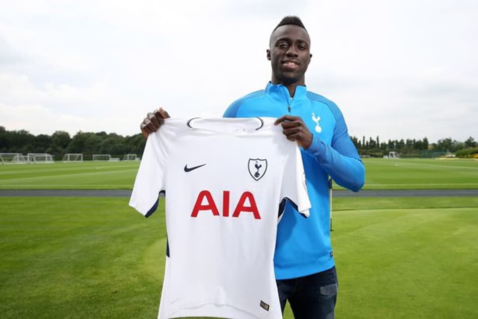 Zagueiro colombiano empolga imprensa inglesa após estreia no Tottenham