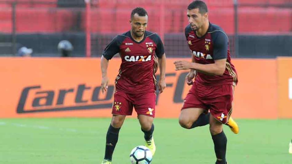 Diego Souza discute com repórter na saída do gramado