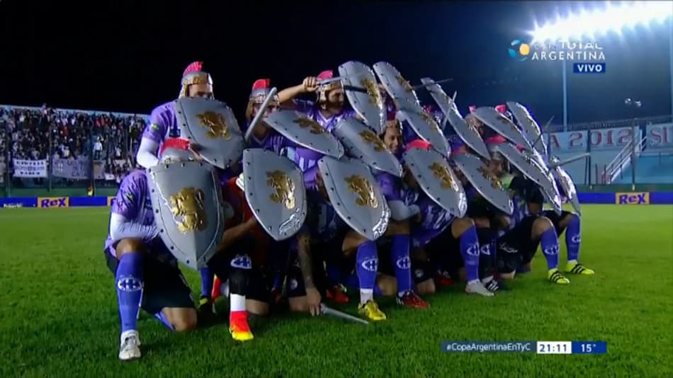 Zagueiro de time ‘gladiador’ faz fila em cima da linha do gol na Argentina; veja