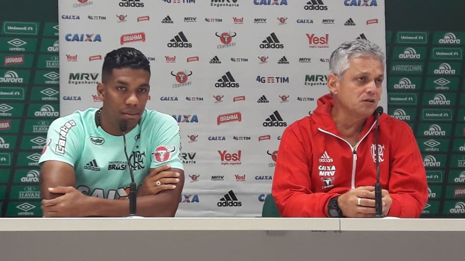 Berrío e Rueda em coletiva em Chapecó (SC)