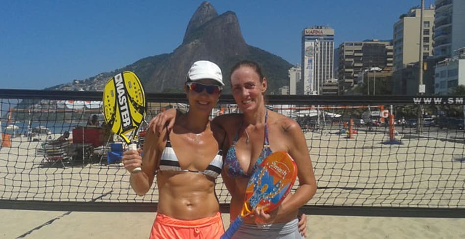 Fernanda Venturini de short laranja e Ida de calça cinza