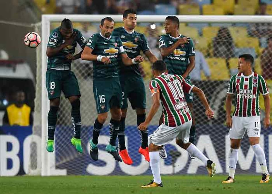 Scarpa cobra falta por fora da barreira para abrir o placar no Maracanã. Veja galeria de fotos da partida