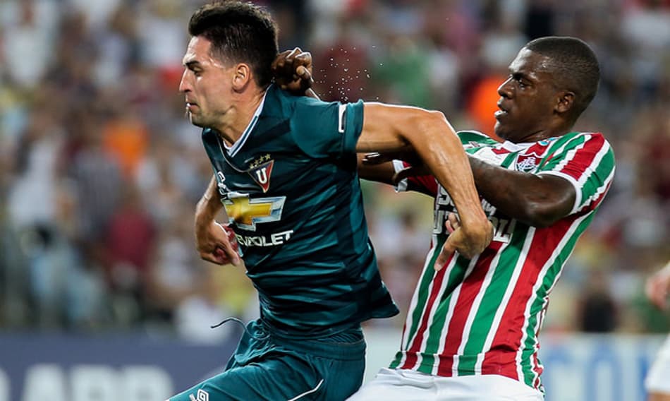 Frazan em ação contra a LDU: Atuação do jovem zagueiro foi aprovada por Abel Braga