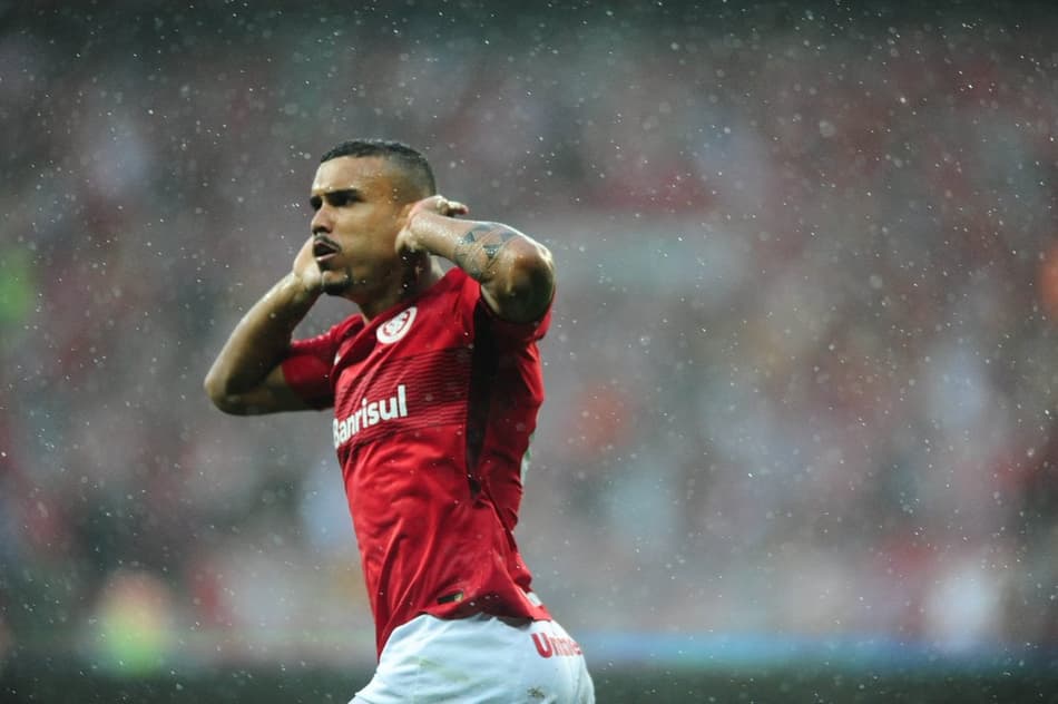 Internacional derrota Figueirense e retoma a liderança da Série B