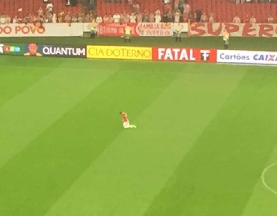 Lateral do Internacional atravessa o campo de joelhos; Veja mais