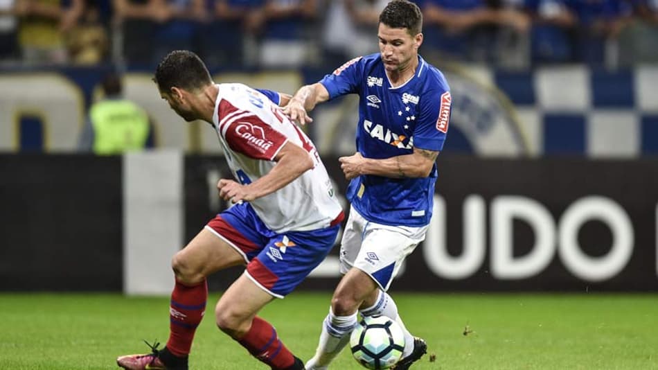Lateral do Bahia ataca arbitragem após derrota no Mineirão
