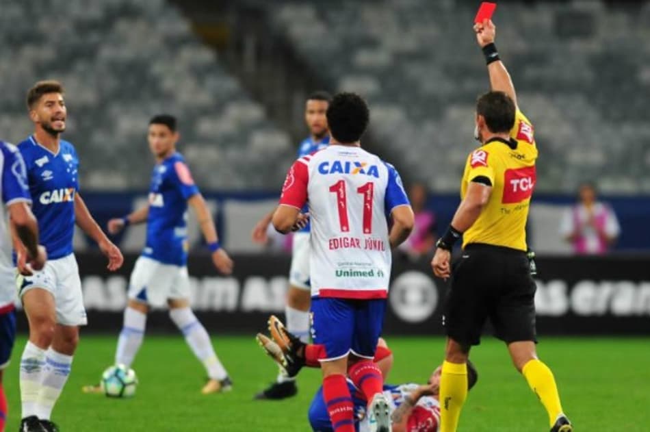 Em rede social, Lucas Silva se desculpa por expulsão em jogo contra o Bahia
