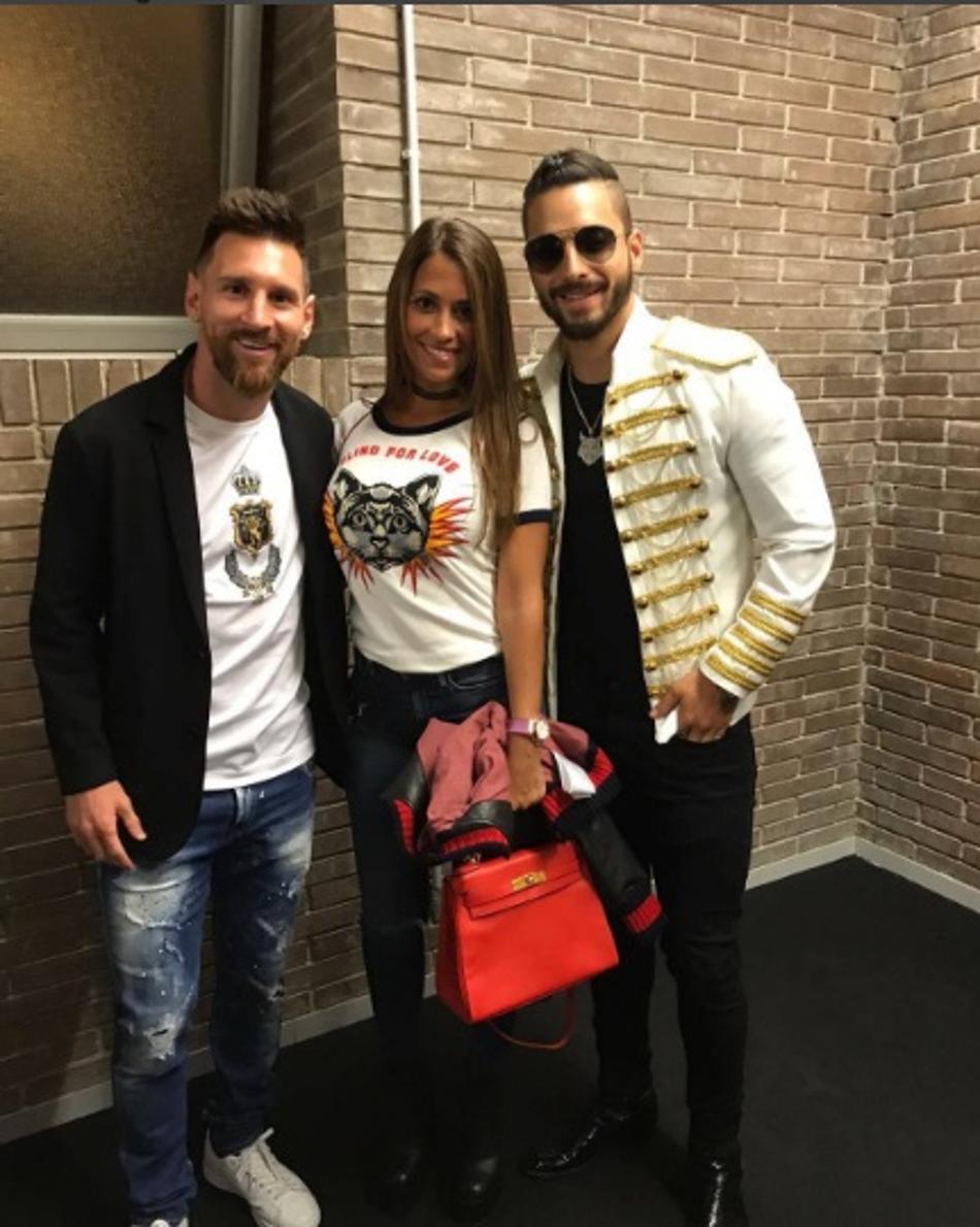 Messi e Suárez assistem show de Maluma acompanhados das esposas