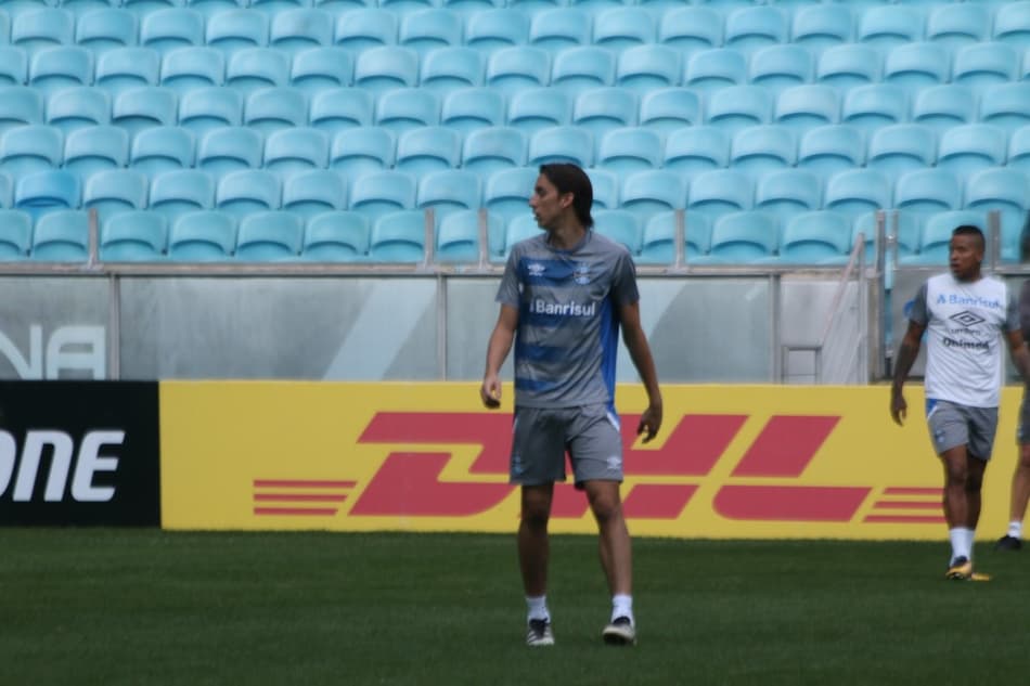 Geromel treina normalmente e deve iniciar o jogo como titular