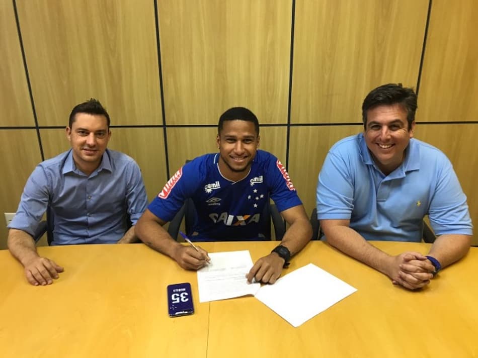 Zagueiro Murilo renova contrato com o Cruzeiro até 2021