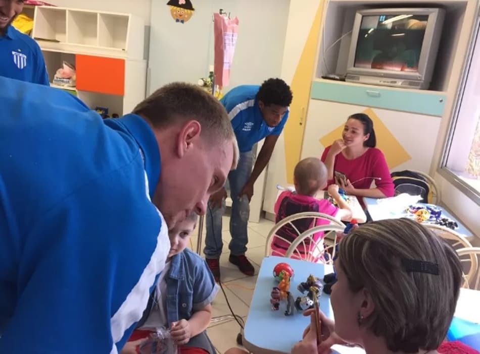 Avaí visita hospital infantil e Douglas relembra superação de um câncer