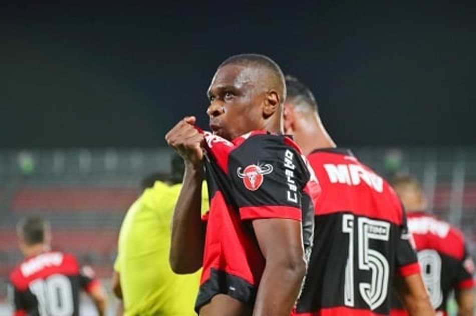 Juan beija o escudo e recebe o carinho da torcida