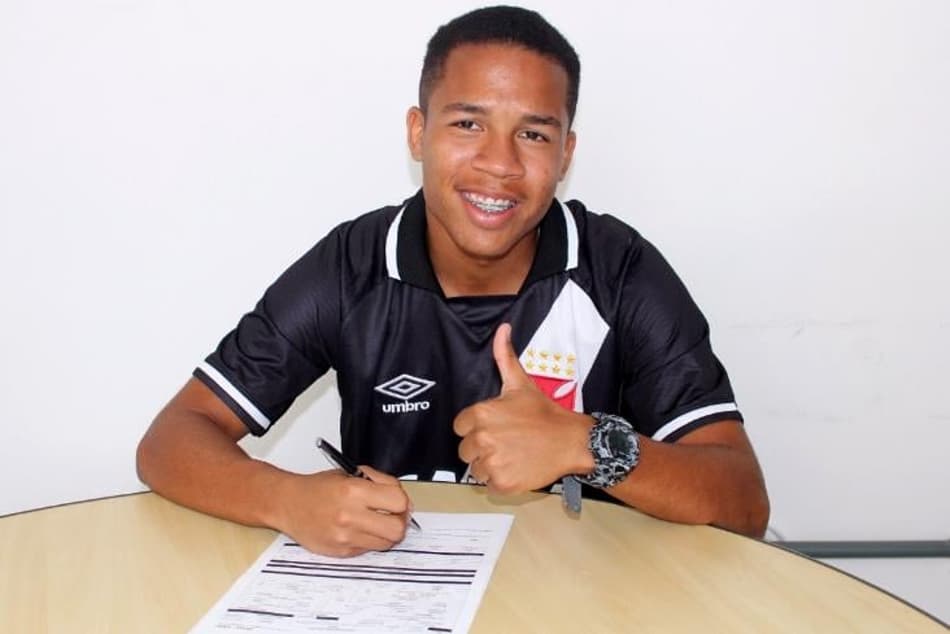 Jovem atacante assina primeiro contrato profissional com o Vasco