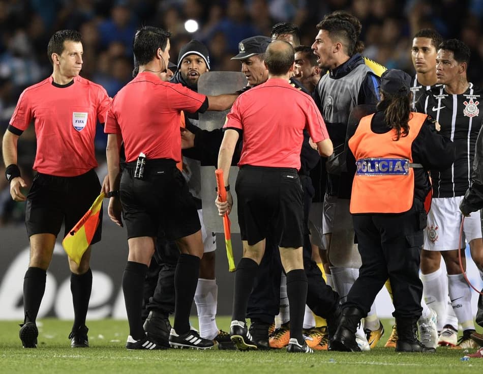 Suspensos, Rodriguinho e Kazim desfalcam o Corinthians na Liberta